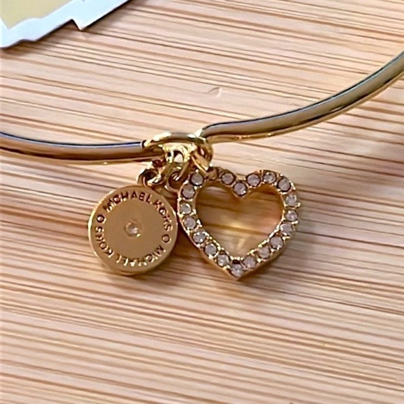 Brand New Michael Kors Gold Tone Heart Hook & Eye Clasp Bangle Charm Bracelet - Picture 5 of 10